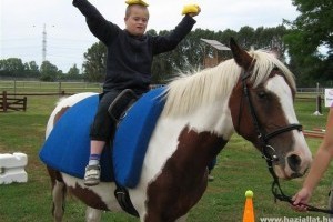 Sérült gyerekek lovasterápiás táborai Fóton
