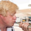 A londoni polgármester csókot nyomott a brit trónörökösről elnevezett krokodilbébi orrára