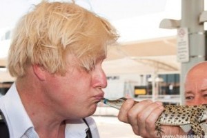 A londoni polgármester csókot nyomott a brit trónörökösről elnevezett krokodilbébi orrára