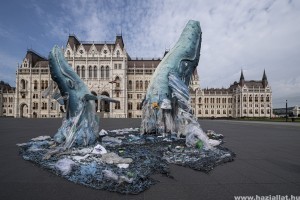 Szemétből készült bálnaszobrok a Parlament előtt