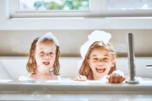 Mit csinálj, ha kicsi a gyermeked, és imád fürdeni?
