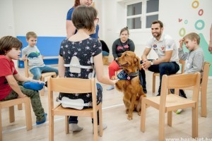 Fogyatékkal élő gyerekek kutyaterápiás foglalkozásán segített Szilágyi Áron