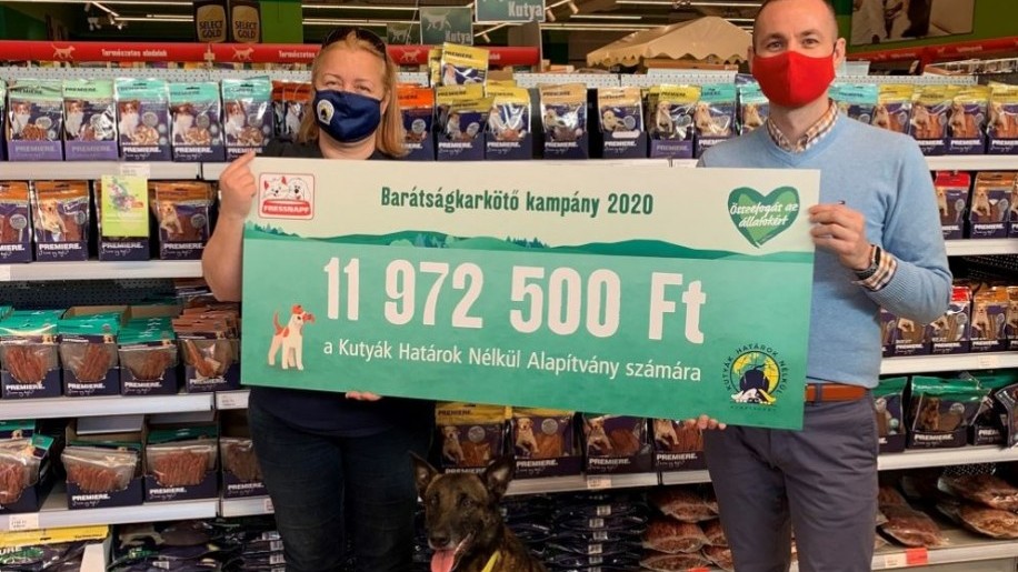 Ismét összefogtak a Fressnapf vásárlói: közel 12 millió Ft adomány a Kutyák Határok Nélkül Alapítványnak