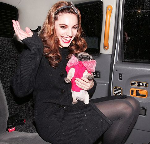 kelly brook, mopsz, kiskutya