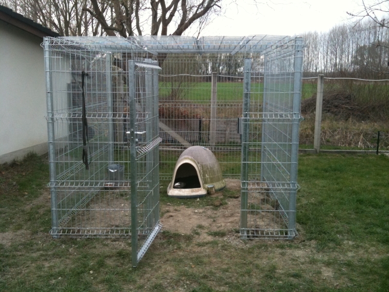 Kennel kutyaházzal