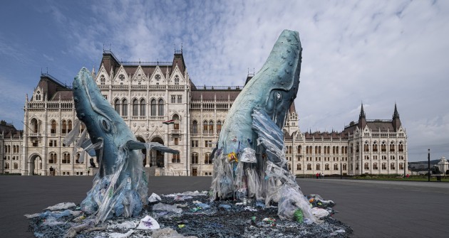 Szemétből készült bálnaszobrok a Parlament előtt