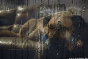 Így jelzi a kutyád, ha fél a vihartól
