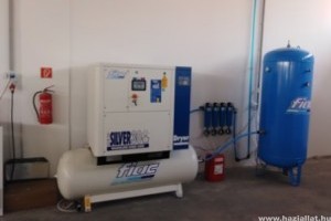Energiahatékonyság a csavarkompresszorokkal: hogyan csökkenthetjük az ipari folyamatok ökológiai lábnyomát?